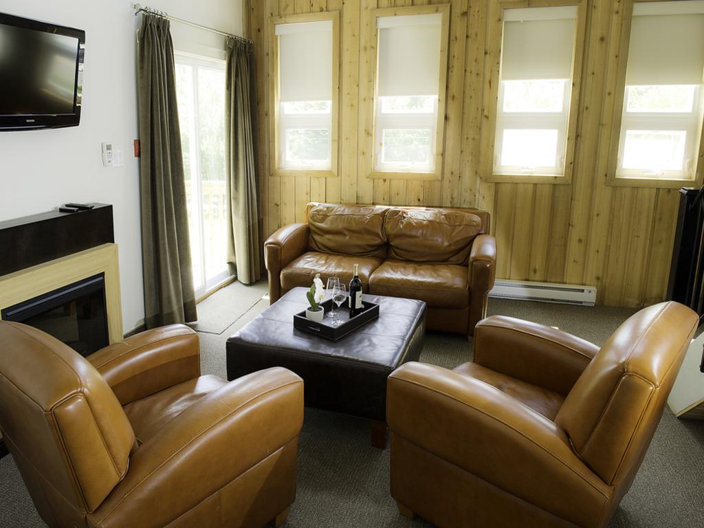 Pine Lodge Muskoka Huntsville Room photo